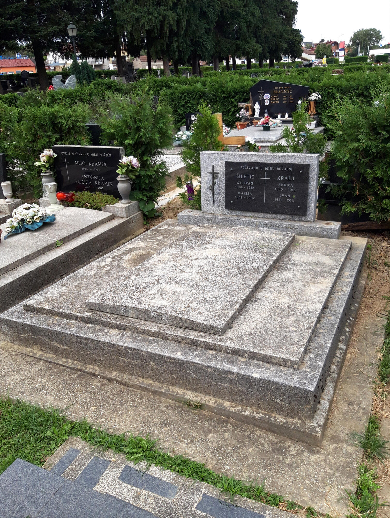 nagrobni spomenik prije čišćenja